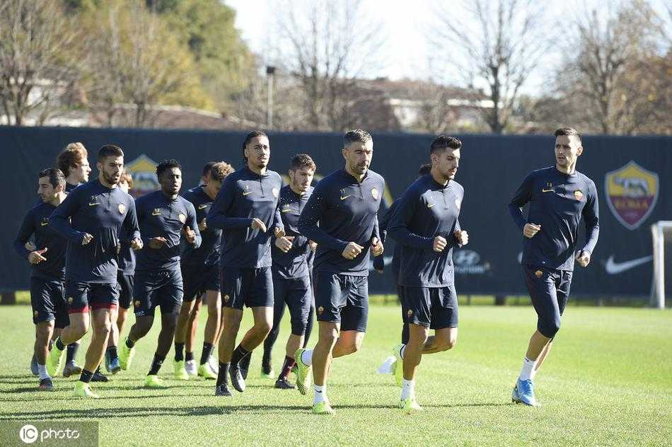 丰塞卡的目光如炬，双手插兜立于训练场中央，四周的草皮仿佛是他的棋盘，红狼众将正按他的部署，演练着撕破对手防线的致命战术。