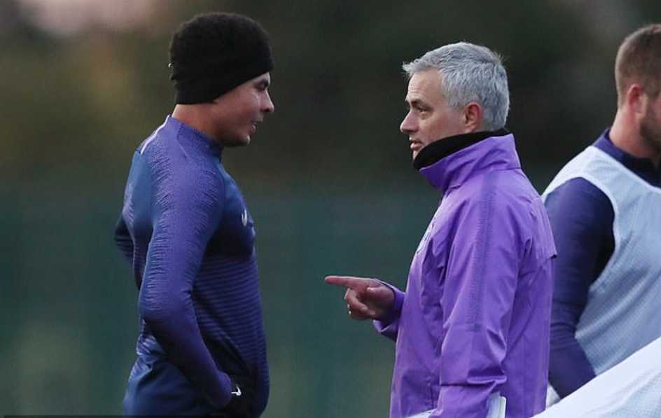 训练场上穆里尼奥正给球员们布置防守战术，他张开双臂比划着球员的站位，包括戴尔在内的多名热刺球员围成一圈认真聆听，训练背心上的号码清晰可见。