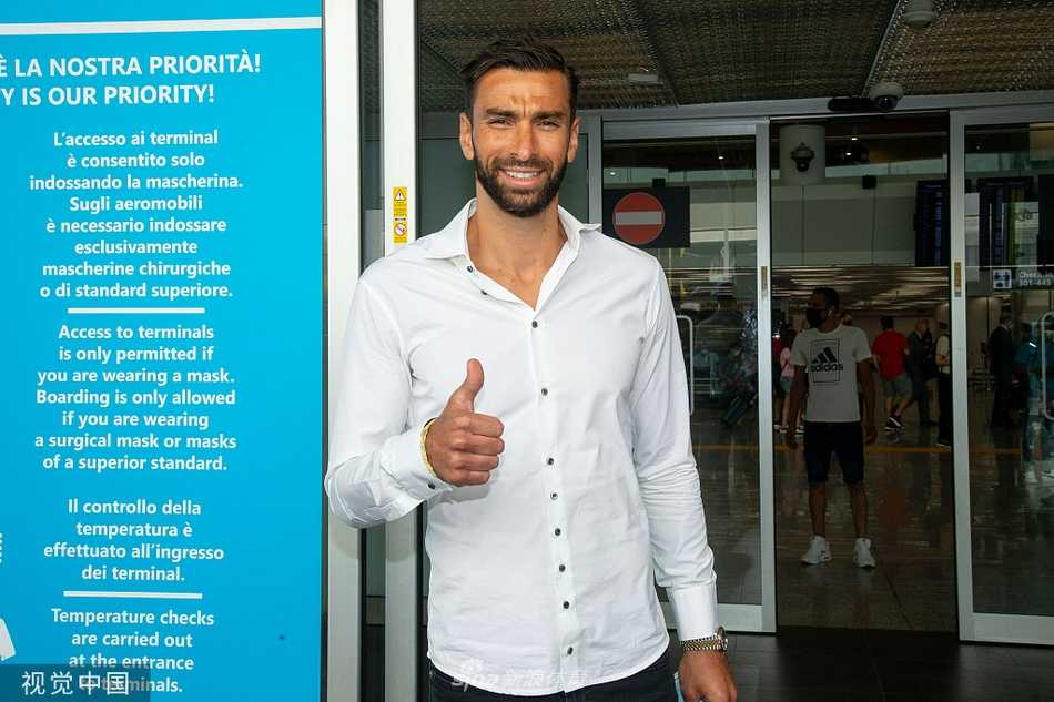 在罗马俱乐部的安排下，帕特里西奥在室内完成了亮相前的准备工作，他手持罗马围巾，眼神专注地审视着即将披上的红白战袍，仿佛在思考如何守护这座城市的荣耀。