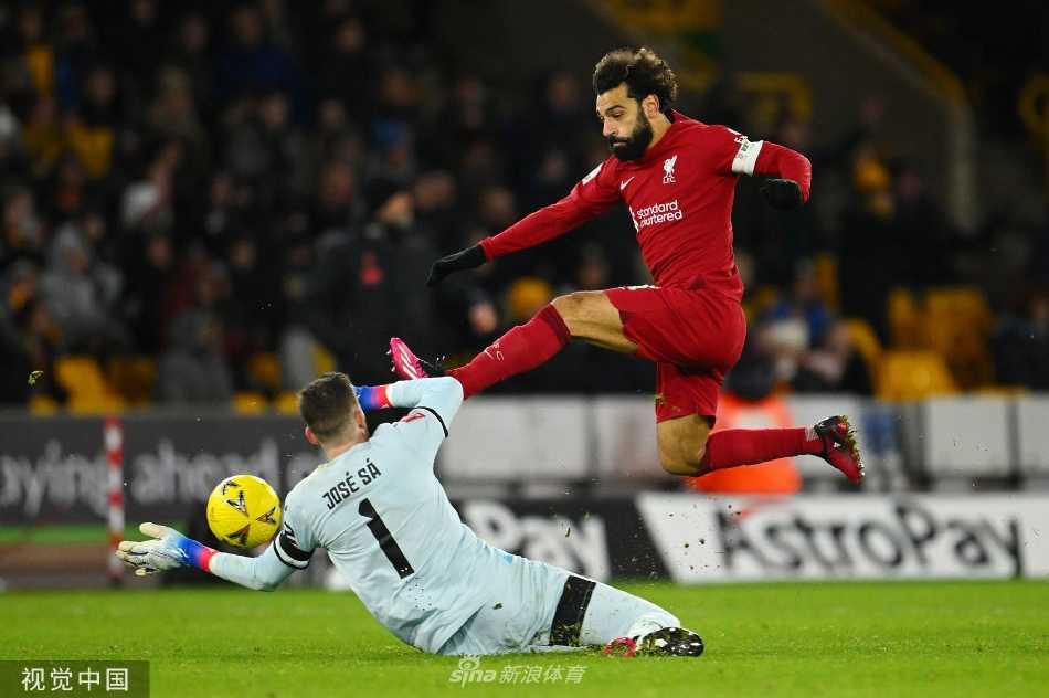利物浦门将凯莱赫飞身侧扑，单掌将狼队极具威胁的射门托出底线