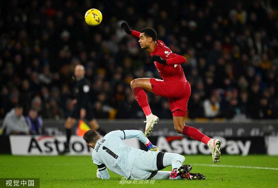 终场哨响，利物浦球员围成一圈相互鼓舞，庆祝这场关键的晋级胜利