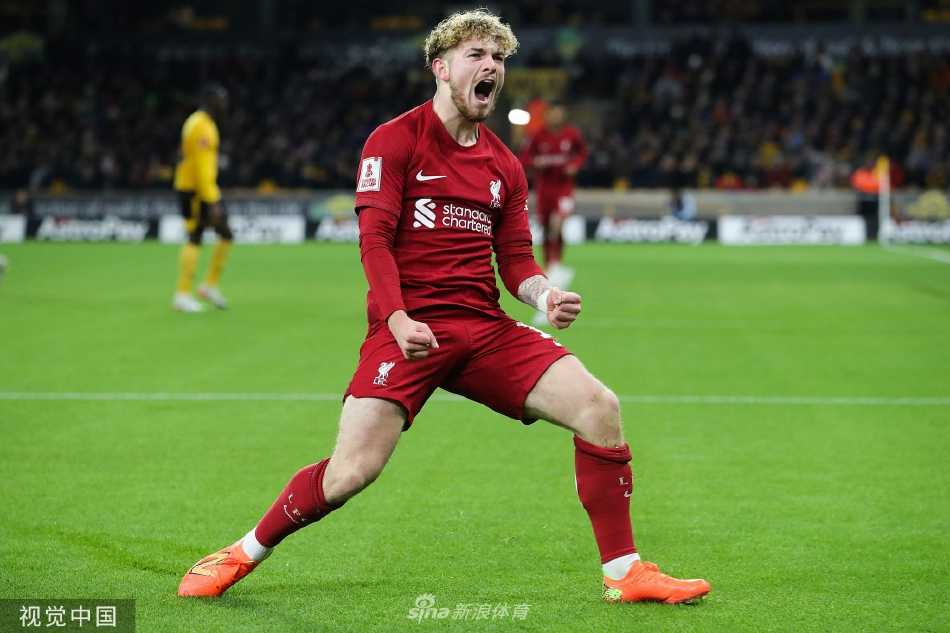 埃利奥特禁区外起脚远射，皮球划出美妙弧线直挂球门死角