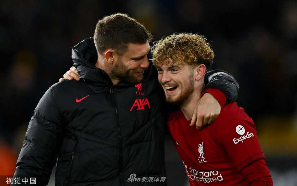 狼队前锋希门尼斯在利物浦后卫贴身干扰下艰难完成头球攻门