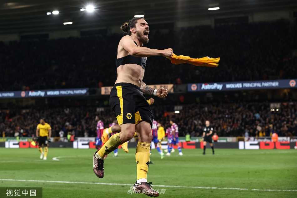 莫利纽克斯球场夜空下灯火璀璨，球迷看台人声鼎沸，大战一触即发。