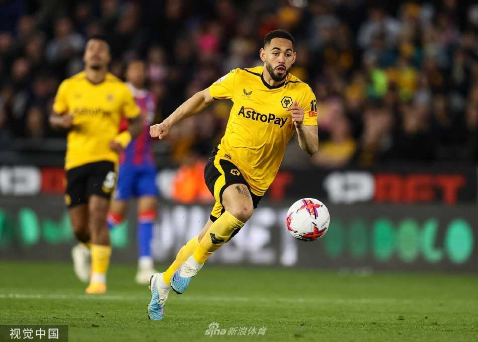 狼队球员集体拥抱庆祝胜利，人群中可见进球的英雄内维斯展露笑容。