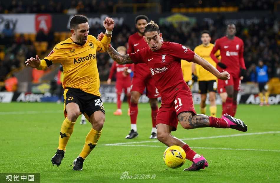 比赛结束后，双方球员在夜色中相互致意，交换球衣，尽显体育精神