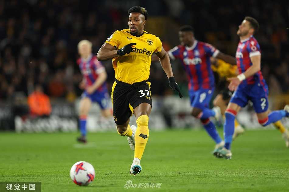 水晶宫球员在失球后神情沮丧，狼队后卫道森则在一旁积极防守。