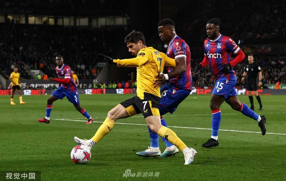 比赛激烈拼抢瞬间，双方球员在中场寸土必争，足球在纠缠的腿脚间若隐若现。