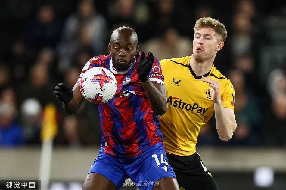 看台上一位狼队小球迷手握围巾，眼神充满对胜利的渴望与期待。