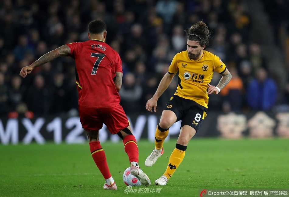 狼队球员赛后围成一圈相互鼓劲，主教练拉热在一旁欣慰地看着弟子们，全队上下士气高昂。