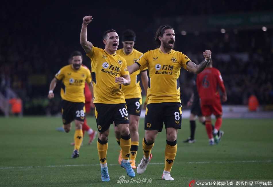 狼队中场核心鲁本·内维斯在比赛中轻盈卸球，准备发动下一次进攻，展现大师级控场风范。