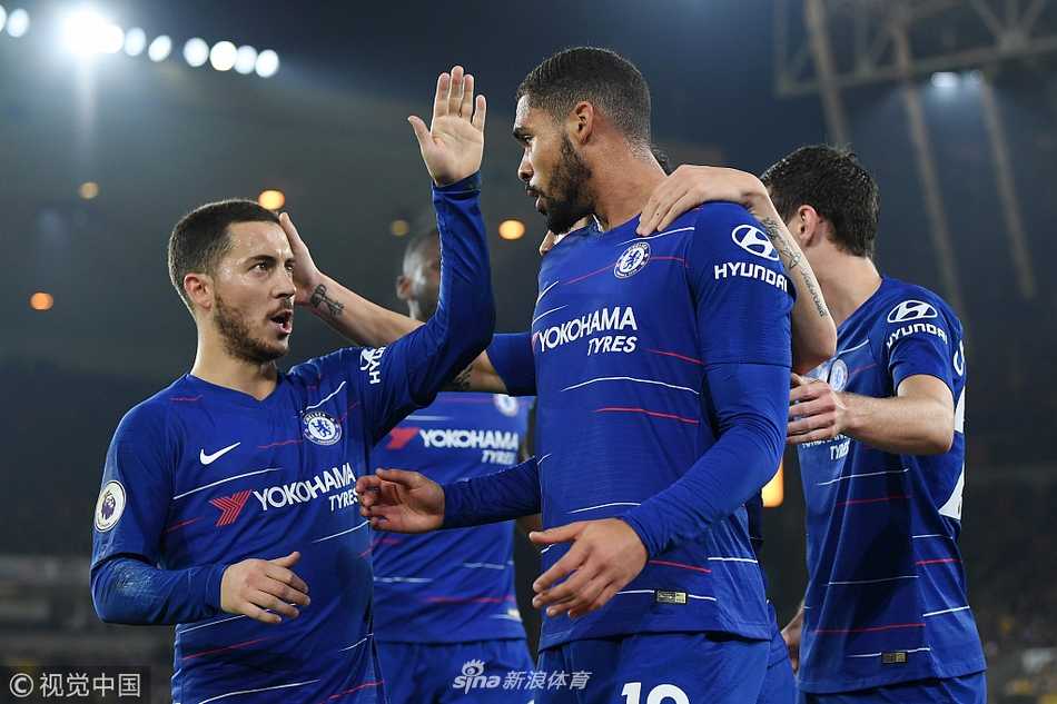 切尔西的比利时天王阿扎尔表情严峻，他似乎在向前插上的队友大声呼喊，指挥着球队的跑位，试图在狼队的密集防守中撕开一道缺口。