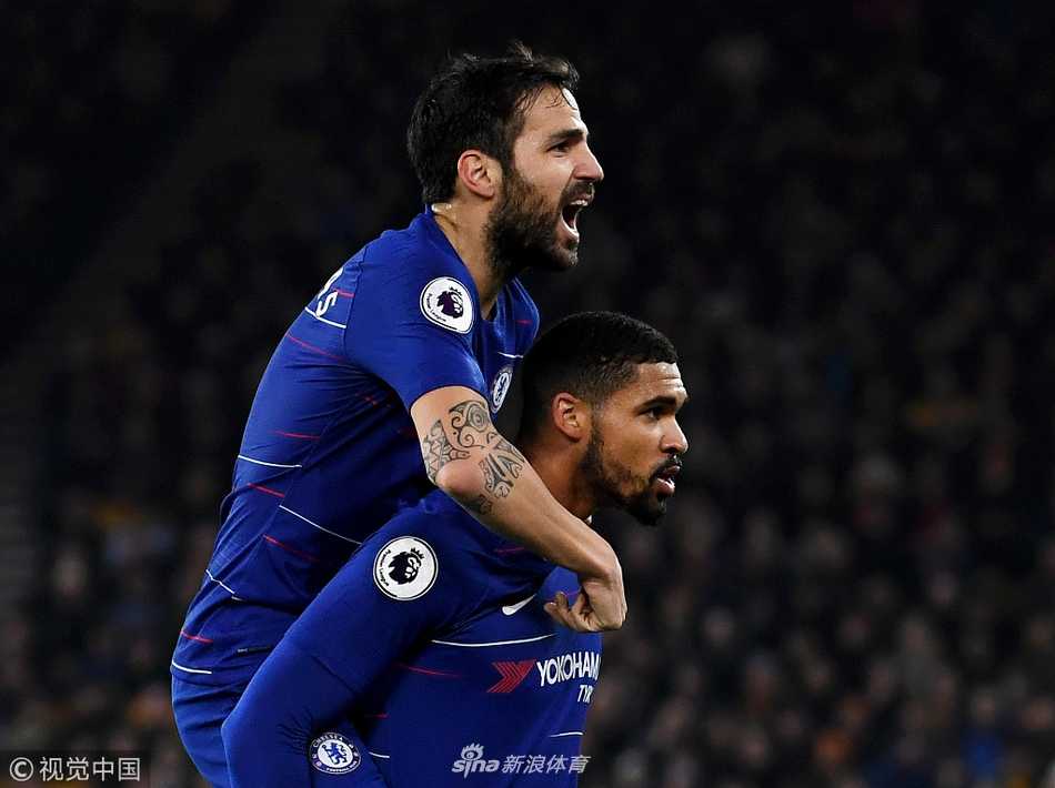 目睹球队领先，狼队主帅在场边激情挥拳，庆祝这来之不易的进球，主场球迷的欢呼声仿佛穿透屏幕。