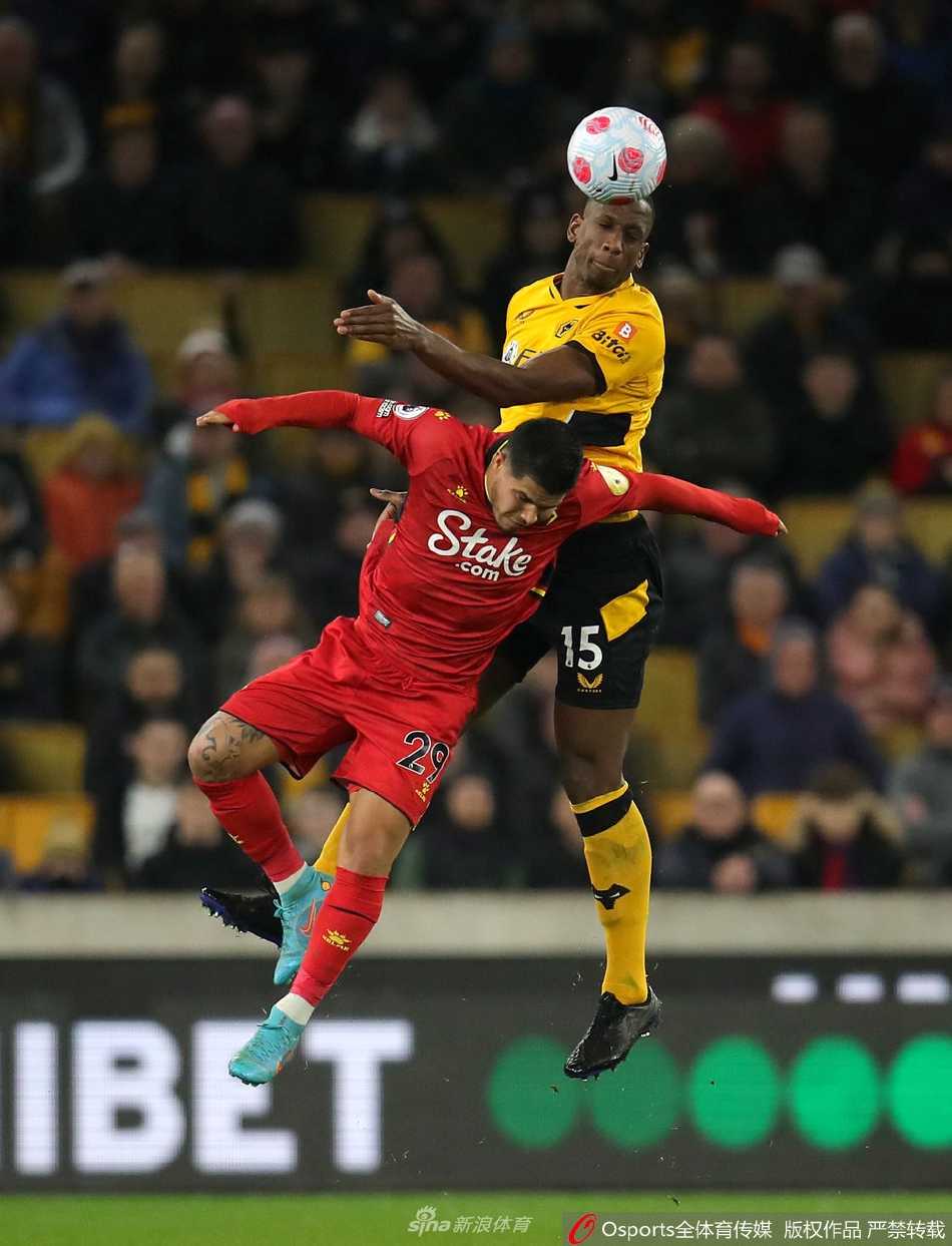 莫利纽克斯球场看台上，数万名狼队球迷挥舞着围巾，汇成一片壮观的橙色海洋，庆祝球队大胜。