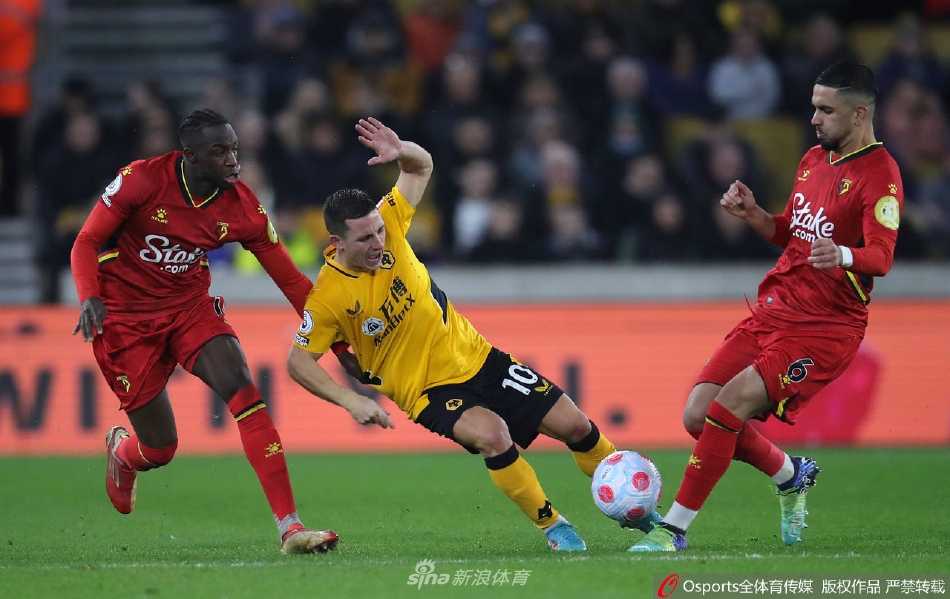 沃特福德老帅罗伊·霍奇森在场边神情严峻，双手叉腰，对球队灾难性的开局表现感到无奈。