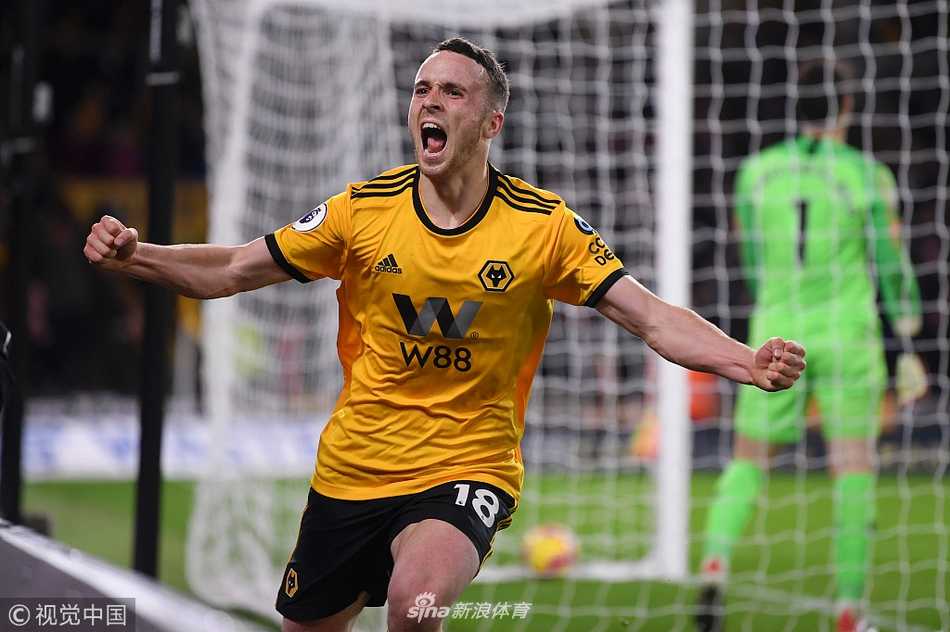 切尔西边锋威廉在边路试图用假动作摆脱防守，他脚下的皮球仿佛粘在脚上，但狼队球员的协防让他始终无法顺利传中。