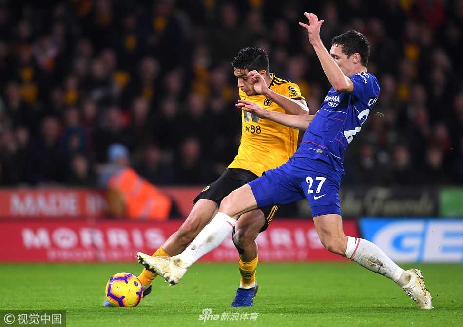 狼队前锋若塔在进球后激情滑跪庆祝，他的身后是沮丧的切尔西门将凯帕，只能双手叉腰，目睹皮球入网，脸上写满了无能为力的神情。