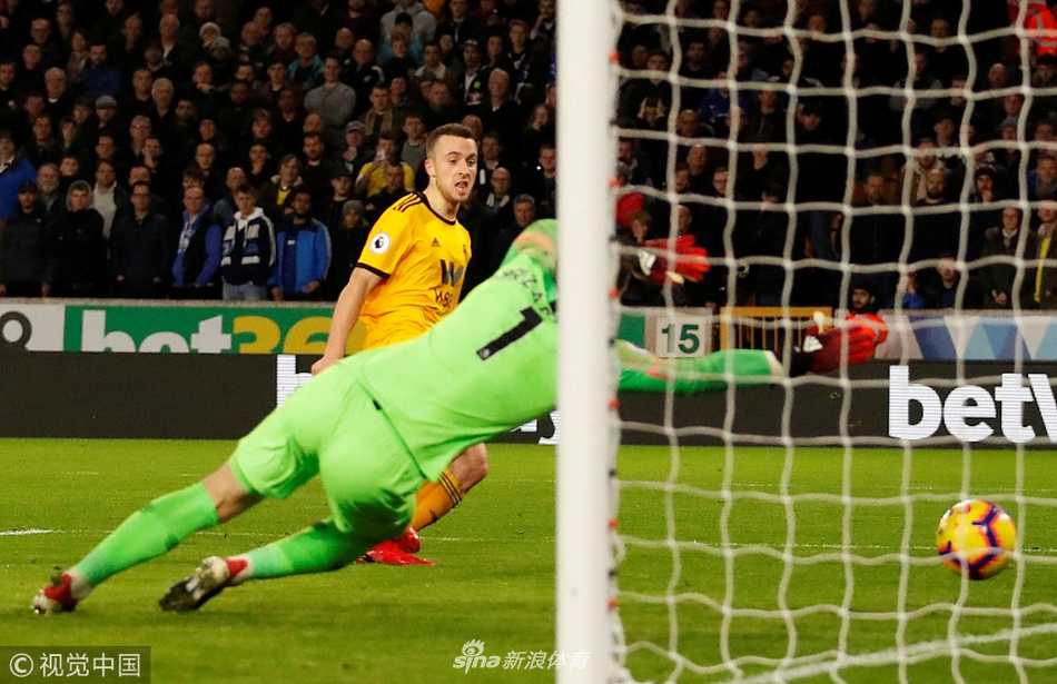 切尔西前锋吉鲁在替补席上抱头叹息，眼中满是对场上局势的无奈和对机会错失的惋惜，身后的队友同样神情落寞。