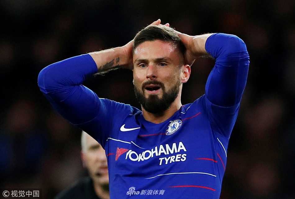 切尔西主帅萨里在场边露出标志性的无可奈何的表情，双手一摊，对球队的失球和场上的被动局面感到束手无策。