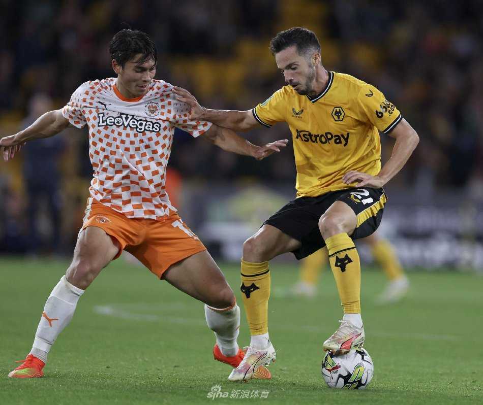 年轻球员内森·弗雷泽射门瞬间，皮球即将入网，门将鞭长莫及，背景是专注的防守球员