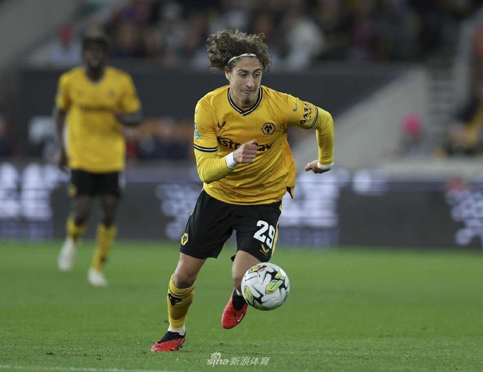 狼队球员马特·多尔蒂张开双臂狂奔庆祝，背景是模糊的追逐队友，喜悦之情溢于言表