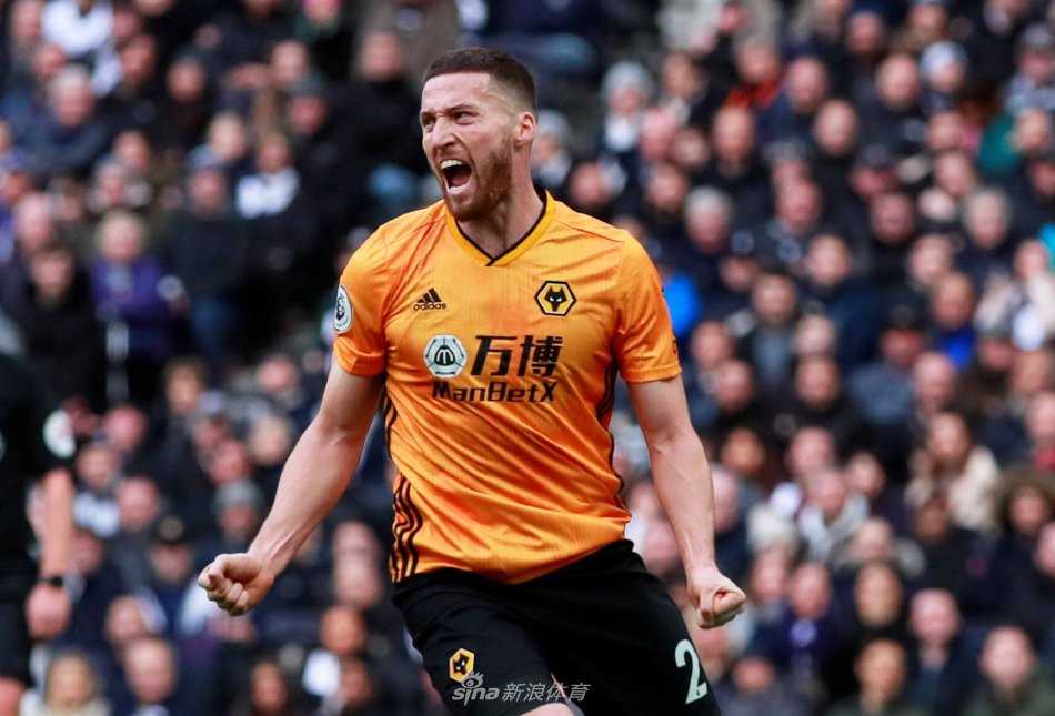 多尔蒂在签约后，满怀深情地凝视手中那件熟悉的旧金色战袍