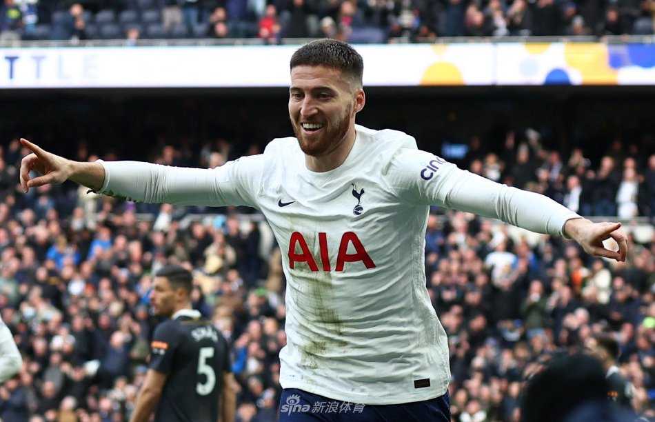 多尔蒂手持狼队围巾，在莫利纽克斯球场背景前绽放灿烂笑容