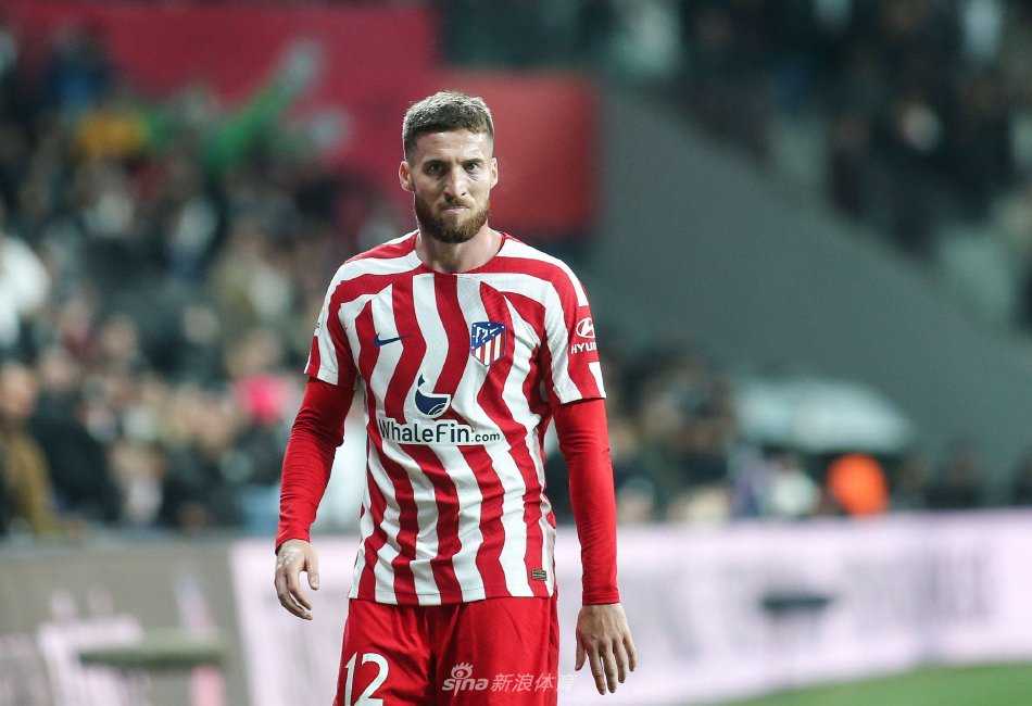 多尔蒂与俱乐部工作人员握手，背景是巨大的狼队队徽，象征全新的开始