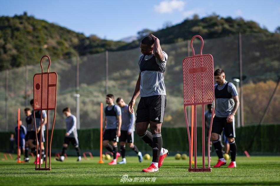 训练场上激烈的对抗画面，两名球员在拼抢中互不相让，这正是狼队硬朗球风的真实写照。