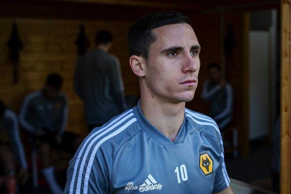 在西班牙马贝拉的阳光下，狼队将士们正在进行高强度的体能拉练，每一次冲刺都充满了对胜利的渴望。