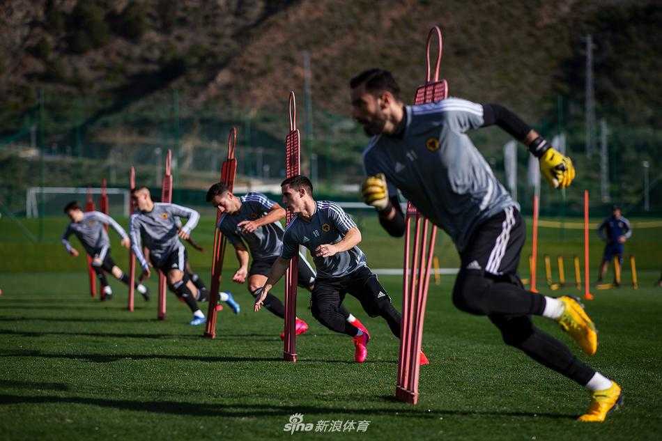 战术演练环节，狼队球员神情专注，他们在高速对抗中寻找着攻破对手防线的致命一传，仿佛一场真正的英超对决。