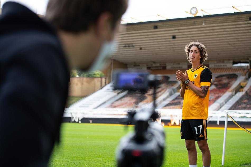 身着狼队训练服的席尔瓦在草坪上轻巧触球，仿佛已经准备好用脚下技术征服英超的激烈对抗。