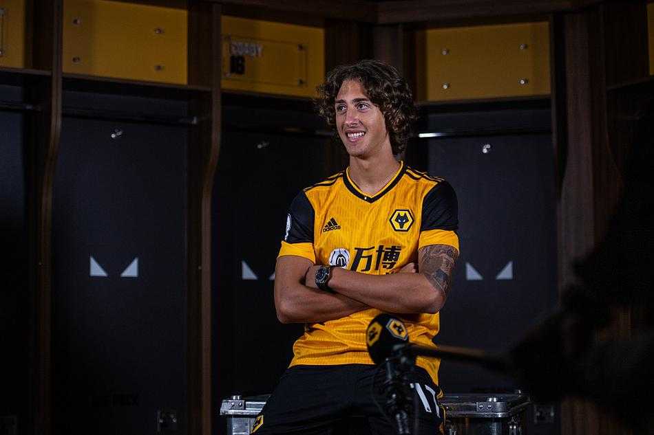 席尔瓦在莫利纽球场的看台前留影，身后的绿色草坪是他即将驰骋的战场，梦想在此刻照进现实。