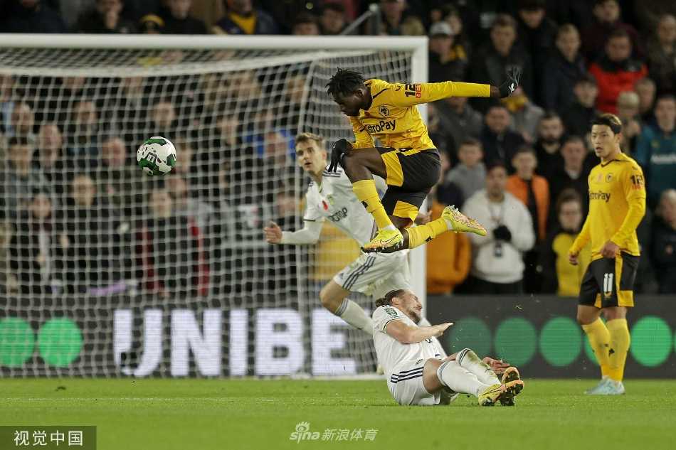 狼队前锋阿达玛·特劳雷在边路强行超车，利用惊人的爆发力突破利兹联后卫的防守，即将下底传中。