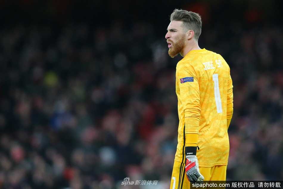 训练场上，若泽-萨目光如炬，舒展双臂高高跃起，准备将飞来的足球拒之门外，展现出门线守护者的绝对统治力。