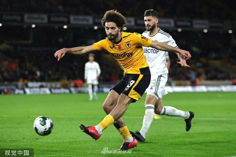 狼队中场核心鲁本·内维斯主罚任意球，他专注地凝视球门，皮球越过人墙后稍稍偏出右侧立柱。