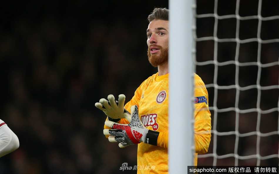 若泽-萨手持狼队球衣亮相签约仪式，眼神坚定，笑容中满是对英超新征程的憧憬与自信。