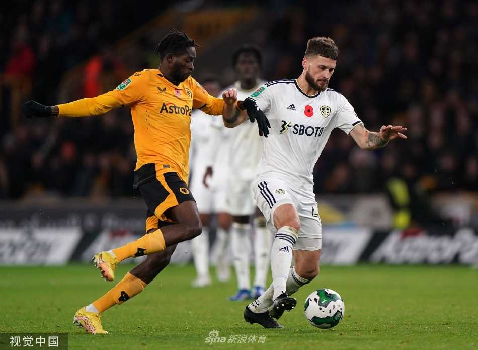 利兹联球员杰克·哈里森主罚任意球，皮球划出一道弧线直飞球门左上角，迫使门将做出极限扑救。