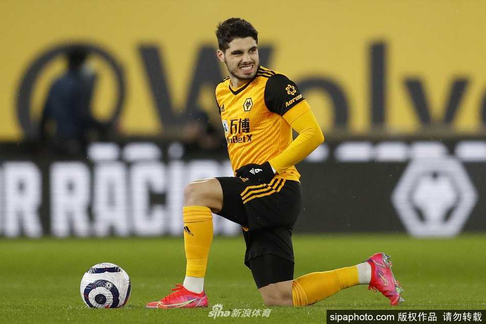 在狼队客场挑战富勒姆的激烈对决中，佩德罗·内托在一次无球跑动后突然痛苦地捂住膝盖倒地，眼神中充满了不甘与迷茫，队医迅速入场示意担架，这一瞬间牵动了所有球迷的心。