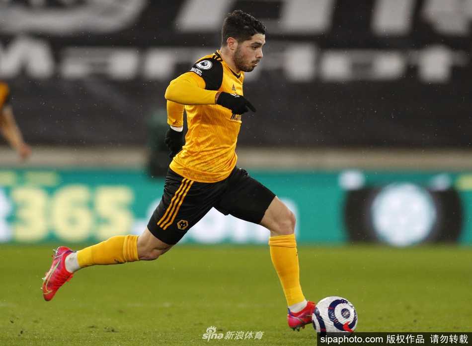 训练场上，内托正全神贯注地盘带过人，阳光勾勒出他矫健的身姿和专注的神情。这张照片如今看来更显珍贵，它记录下了这位葡萄牙少年在重伤前不知疲倦奔跑的瞬间，那是对足球最纯粹的热爱，也是他渴望尽快战胜伤病、重返绿茵场的无声誓言。