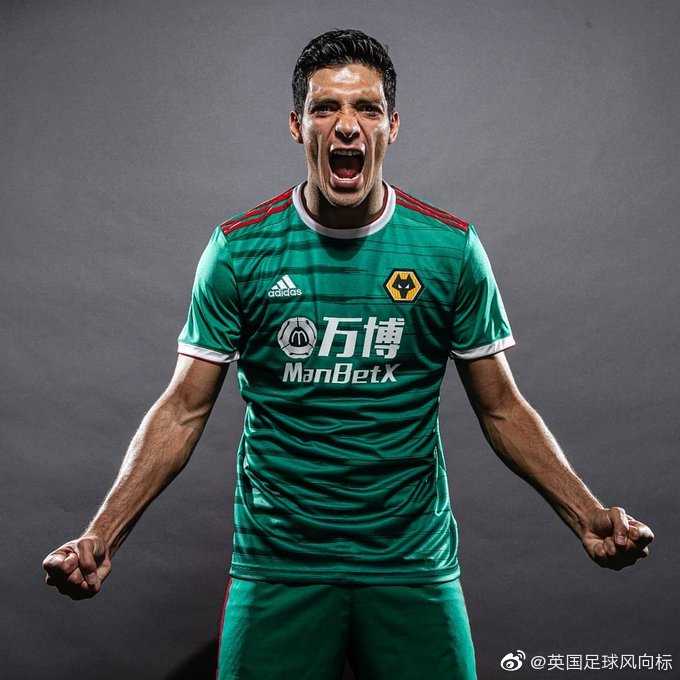 新球衣的领口与袖口特写，醒目的红色阿迪达斯三条纹与绿色衣身形成鲜明对比，致敬墨西哥国旗色彩。