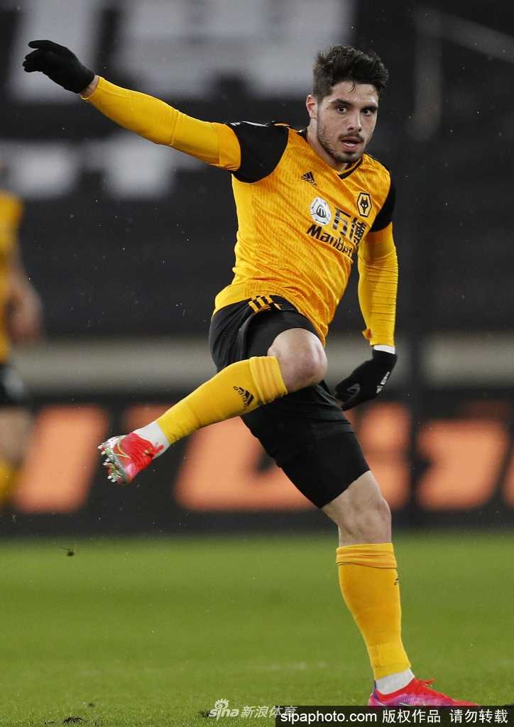 这张定妆照定格了内托身披狼队战袍的英姿，他目光坚毅地望向远方，金色的战袍在灯光下熠熠生辉。然而此刻，这份荣耀与帅气却被突如其来的伤病蒙上了一层阴影，下一次身披这身战袍驰骋赛场，至少要等到半年之后。