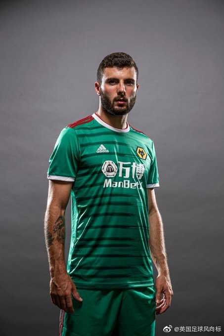 狼队前锋希门尼斯身着全新的绿色第三客场球衣，在镜头前展示球衣的正面细节，神情专注而自豪。