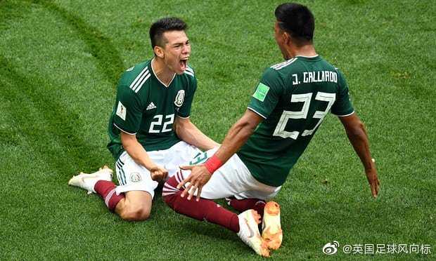 狼队官方发布的球衣宣传图中，希门尼斯与队友一同亮相，绿色的球衣在灯光下格外醒目。