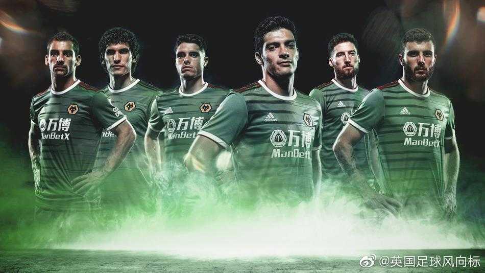 球场视角下，希门尼斯穿着新球衣在场上奔跑，绿色的身影在绿茵场上形成一道独特的风景线。