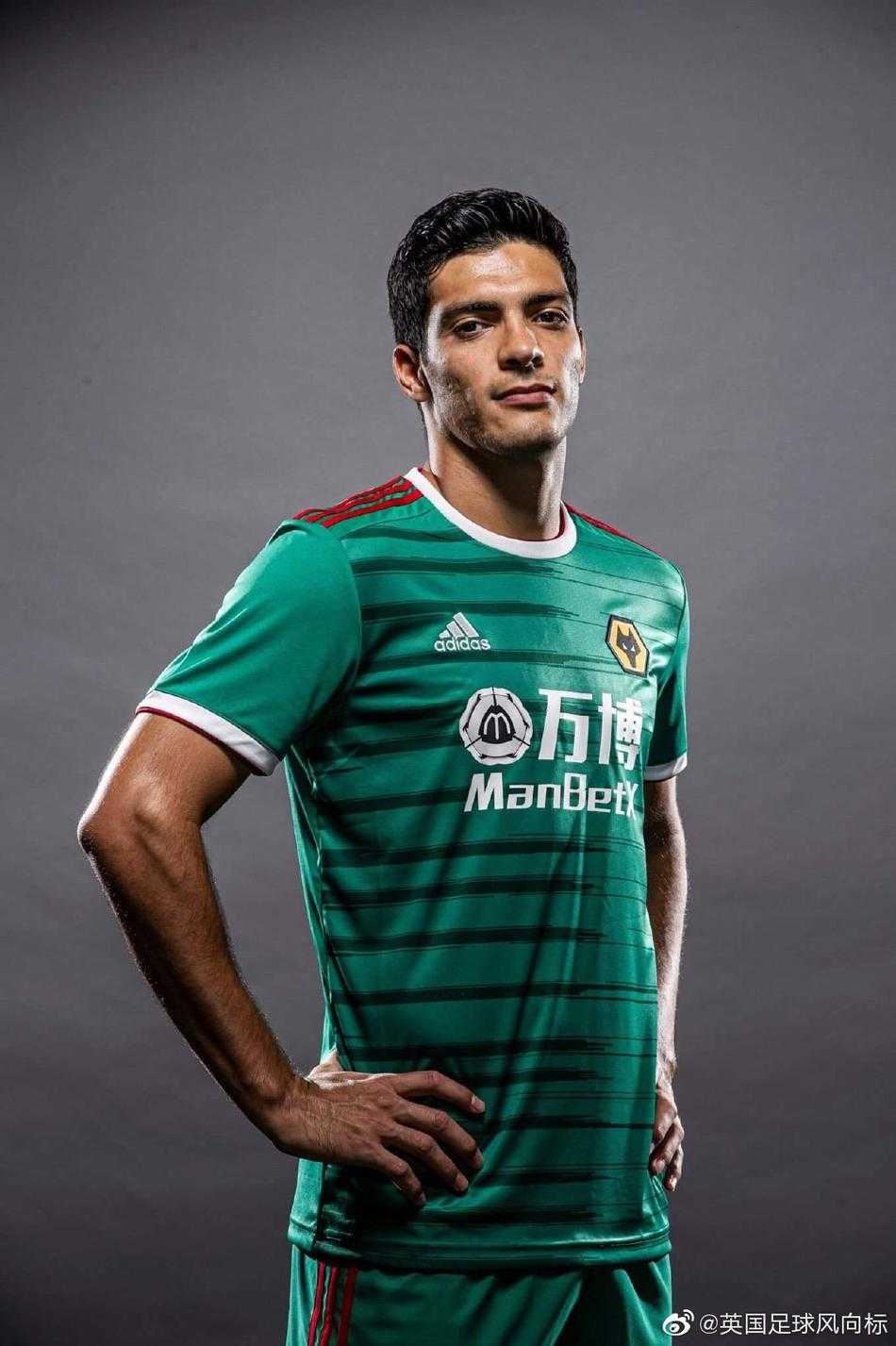 希门尼斯手持新球衣，背景是简约的摄影棚，他坚毅的目光透露出对新赛季的期待。