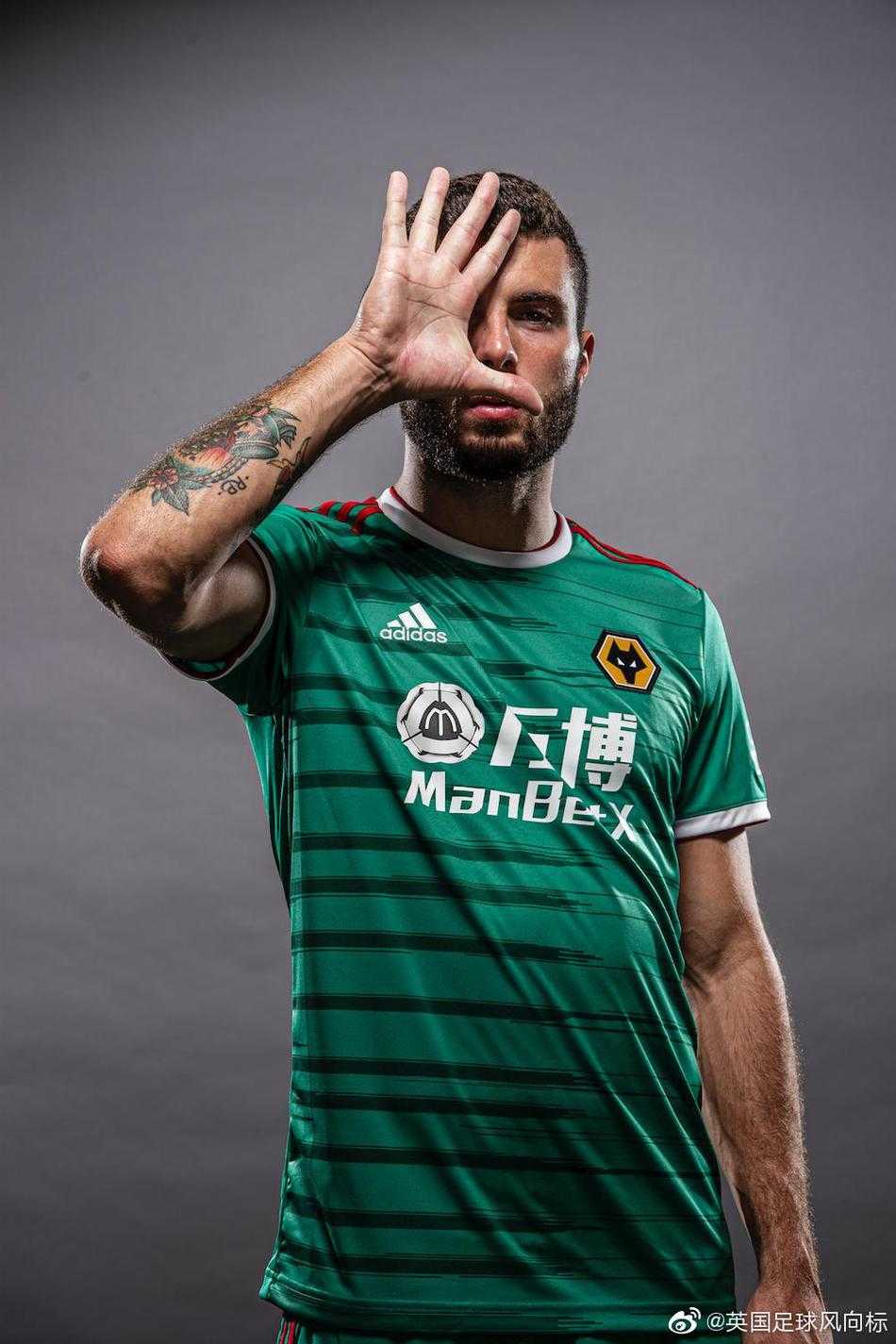 新球衣的背面特写，印有希门尼斯的9号号码和他的名字，细节之处尽显专属感。