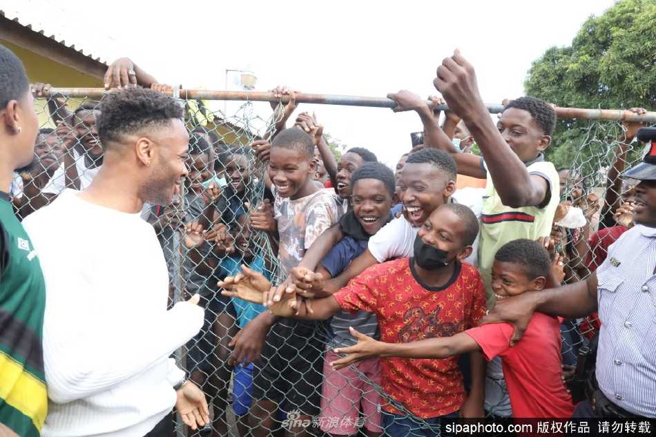 在鲍勃·马利故居的文化庭院内，威廉王子与凯瑟琳专注地尝试演奏牙买加传统鼓乐，沉浸于浓厚的雷鬼音乐氛围之中。