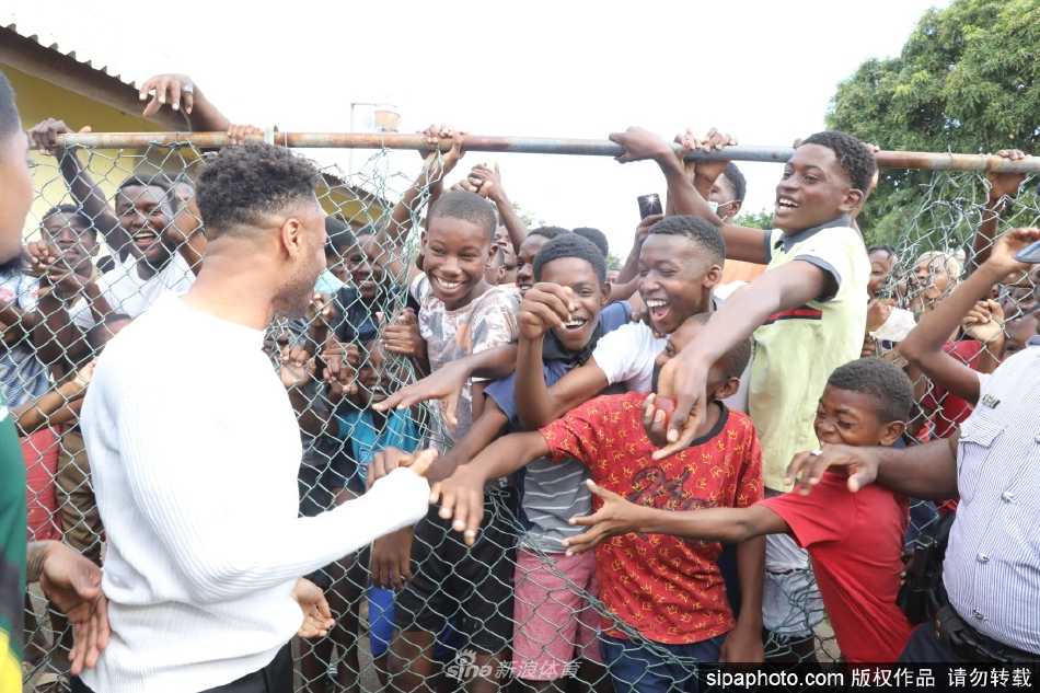 活动全景：特伦奇镇的足球场被热情的当地人群环绕，绿茵场上的友好比赛与场边的文化交流共同构成了一幅生动的画面。