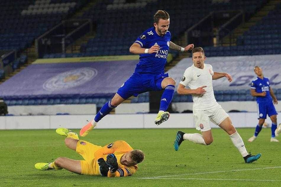 巴恩斯轻盈地挑射破门后，兴奋地挥舞着手臂奔跑庆祝，他的脸上洋溢着年轻的自信，伊希纳乔手指看台，两人共同享受着这记精妙配合带来的喜悦。